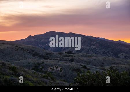 Rosa Himmel über dem Montanon Ridge auf Santa Cruz Island im Channel Islands National Park Stockfoto