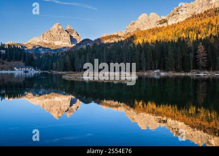 Wunderschöner Herbstabendsee Misurina und drei Zinnen von Lavaredo (drei Zinnen von Lavaredo), Dolomiten, Italien. Malerisches Reisen, saisonal und Stockfoto