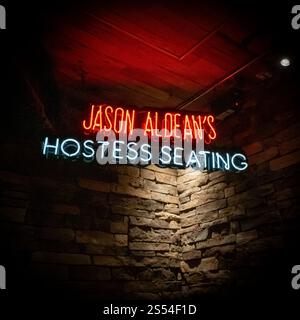 NASHVILLE, TN - 15. März 2024: Neonschild mit Hinweis auf Hostess Seating in Jason Aldeans Küche und Dachbar, einem Tennessee Restaurant. Stockfoto