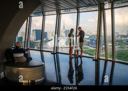 Ho-Chi-Minh-Stadt, Vietnam, 24. November 2022: Touristen genießen den Blick aus der Luft vom Saigon Sky Deck in Ho-Chi-Minh-Stadt, Vietnam Stockfoto