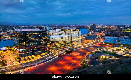 Blick aus der Vogelperspektive auf Tempe Waterfront bei Sonnenuntergang in der Nähe von Phoenix, Arizona Stockfoto