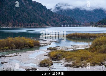 Herbstüberlauf Sylvensteinsee und Brücke an der Isar, Karwendel Bayerischer Voralpen, Deutschland. Malerische Reise-, Saison- und Naturschönheitskonz Stockfoto