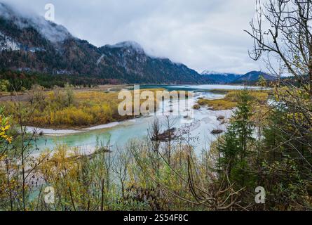 Herbstüberlauf Sylvensteinsee und Brücke an der Isar, Karwendel Bayerischer Voralpen, Deutschland. Malerische Reise-, Saison- und Naturschönheitskonz Stockfoto