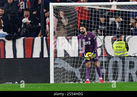 Giorgi Mamardashvili beim LaLiga EA SPORTSPIEL zwischen Teams des Sevilla FC und Valencia CF im Estadio Ramon Sanchez Pizjuan (Maciej Rogowski) Stockfoto