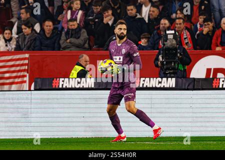 Giorgi Mamardashvili beim LaLiga EA SPORTSPIEL zwischen Teams des Sevilla FC und Valencia CF im Estadio Ramon Sanchez Pizjuan (Maciej Rogowski) Stockfoto