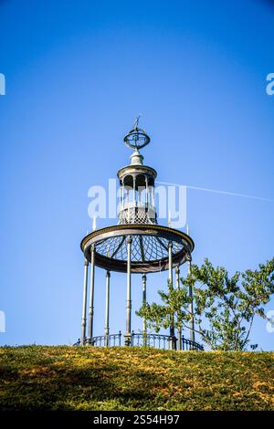 Pavillon und Pflanzenlabyrinth im Botanischen Garten Jardin des Plantes, Paris, Frankreich. Pavillon im botanischen Garten Jardin des Plantes, Paris, Frankreich Stockfoto