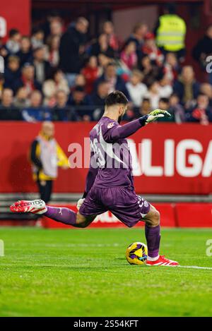 Giorgi Mamardashvili beim LaLiga EA SPORTSPIEL zwischen Teams des Sevilla FC und Valencia CF im Estadio Ramon Sanchez Pizjuan (Maciej Rogowski) Stockfoto