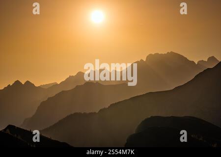 Sonnenschein im nächtlichen trüben Himmel und Blick auf die Berge. Friedliche Aussicht vom Giau Pass. Klima-, Umwelt- und Reisekonzeptszene. Stockfoto