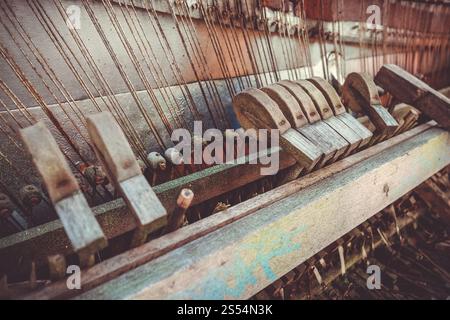 Altes verlassenes kaputtes Klavier aus der Nähe. Altes kaputtes Klavier Stockfoto