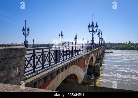 Pont de Pierre - Steinbrücke - in Bordeaux, Frankreich. Pont de Pierre - Steinbrücke - Bordeaux, Frankreich Stockfoto