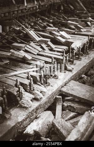 Altes verlassenes kaputtes Klavier. Schwarz ein weißes Bild. Altes kaputtes Klavier. Schwarz ein weißes Bild Stockfoto