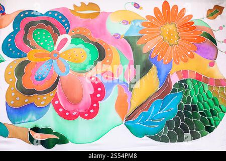 blumenmuster auf weißem Seidenleinen, handgezeichnet mit Kaltkonturbatiktechnik auf Holzrahmen. Handgezeichnetes Blumenmuster auf weißem Seidenleinen Stockfoto