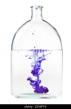 Violette Tinte löst sich in Wasser in Flasche auf weißem Hintergrund. Violette Tinte löst sich in Wasser in isolierter Flasche auf Stockfoto