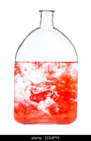 Rotes Aquarell löst sich in Wasser in der Flasche auf weißem Hintergrund auf. Rote Wasserfarbe löst sich in Wasser in der Flasche auf Stockfoto