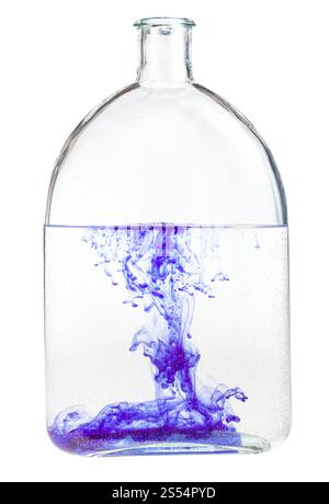 Violettes Aquarell löst sich in Wasser in Glaskolben auf weißem Hintergrund auf. Violette Wasserfarbe löst sich in Wasser im Kolben auf Stockfoto
