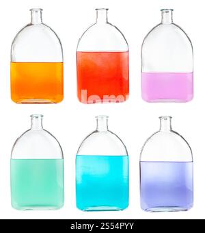 Satz verschiedener Farbmischungen in Glaskolben isoliert auf weißem Hintergrund. Satz von Farbmischungen in isolierten Glaskolben Stockfoto