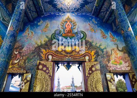 Der Blaue Tempel oder Wat Rong Suea Ten in der Stadt Chiang Rai in Nordthailand. Thailand, Chiang Rai, November 2019. THAILAND CHIANG RAI BLAU Stockfoto