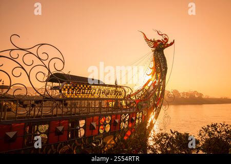 Der Drachenboottempel des Riesenbuddhas am Mekong in der Stadt SOP Ruak im goldenen Dreieck im Norden der Stadt Chiang Rai in N Stockfoto