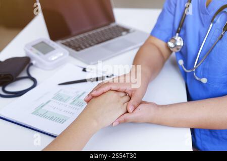 Arzt hält Patienten Hand und beruhigende Frau Patientin helfende Hand Konzept Stockfoto