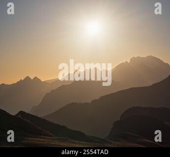 Sonnenschein im nächtlichen trüben Himmel und Blick auf die Berge. Friedliche Aussicht vom Giau Pass. Klima-, Umwelt- und Reisekonzeptszene. Stockfoto