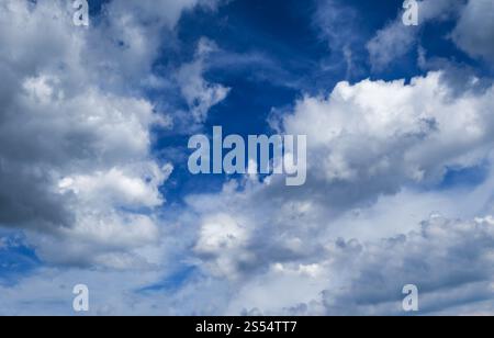Weiße flauschige Wolken in den azurblauen Himmel. Sommer Wetter Hintergrund. Stockfoto
