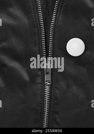 Abzeichen auf einer schwarzen Lederjacke aus der Nähe. Texturhintergrund. Abzeichen auf einer schwarzen Lederjacke in Nahaufnahme Stockfoto