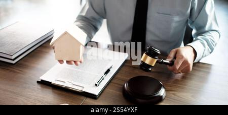 Immobilien Auktion bieten Immobilien Verkauf Urteil mit Gavel Holz Stockfoto