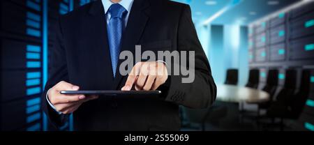 Geschäftsmann workimg auf VR leere breiter Touchscreen computer auf Office blur Hintergrund. Stockfoto