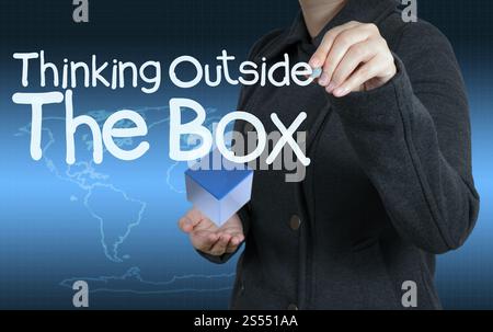 Geschäftsfrau Hand zeichnet Wort denken außerhalb des Kastens als Konzept Stockfoto