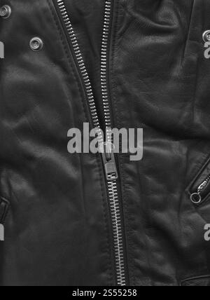 Nahansicht der schwarzen Lederjacke. Texturhintergrund. Schwarze Lederjacke in Nahaufnahme Stockfoto