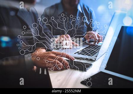 Besprechung des Geschäftsteams. Professioneller Fotoinvestor, der ein neues Start-up-Projekt bearbeitet. Finanzaufgabe. Digital Tablet Docking Tastatur Laptop Computer Smart Stockfoto