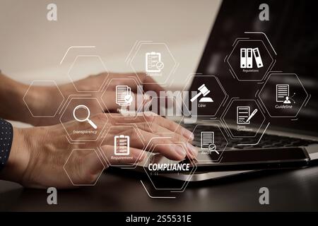 Virtuelles Diagramm zur Compliance für Vorschriften, Gesetze, Standards, Anforderungen und Audits. Geschäftsmann Hand arbeitet mit Smartphone, Laptop und Digital Stockfoto