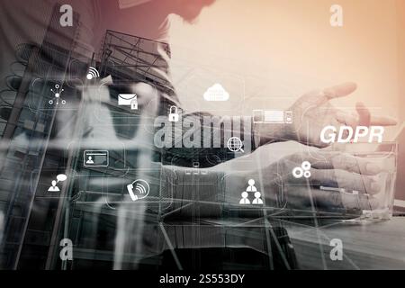 DSGVO. Datenschutzverordnung mit virtuellem Diagramm für Cybersicherheit und Datenschutz. Doppelte Exposition eines Webseitendesigners, der ein Glas Wasser hält Stockfoto