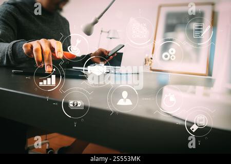 Geschäftsprozessmanagement mit Workflow-Automatisierungsdiagramm und Zahnrädern in virtuellem Flussdiagramm. Geschäftsmann, der mit Smartphone und digitalem Tablet arbeitet Stockfoto