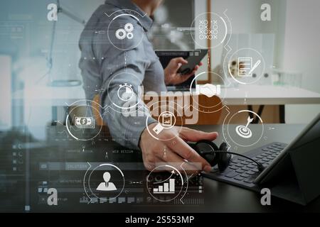 Geschäftsprozessmanagement mit Workflow-Automatisierungsdiagramm und Zahnrädern in virtuellem Flussdiagramm. Geschäftsmann mit VoIP-Headset und digitalem Tablet Stockfoto