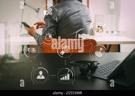 Geschäftsprozessmanagement mit Workflow-Automatisierungsdiagramm und Zahnrädern in virtuellem Flussdiagramm. Geschäftsmann mit VoIP-Headset und digitalem Tablet Stockfoto