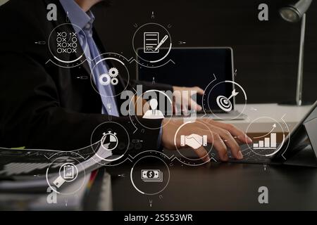 Geschäftsprozessmanagement mit Workflow-Automatisierungsdiagramm und Zahnrädern in virtuellem Flussdiagramm.Geschäftsmann mit digitalem Tablet und Laptop und Stockfoto