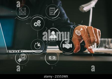 Geschäftsprozessmanagement mit Workflow-Automatisierungsdiagramm und Zahnrädern in virtuellem Flussdiagramm.Geschäftsmann mit digitalem Tablet und Laptop und Stockfoto