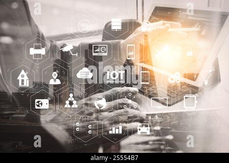 Internet of Things (IoT)-Technologie mit AR (Augmented Reality) auf dem VR-Dashboard. Handarbeitskonzept des Geschäftsmannes. Dokumentiert die Grafik zur Finanzierung. Stockfoto