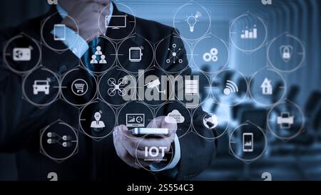 Internet der Dinge (IOT) Technologie mit AR (Augmented Reality) auf VR-Dashboard. Geschäftsmann hand Verwendung von smart phone Computer als Konzept Stockfoto