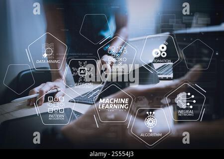 Machine Learning Technology Diagramm mit künstlicher Intelligenz (KI), neuronales Netz, Automatisierung, Data Mining im VR-Bildschirm. Stockfoto