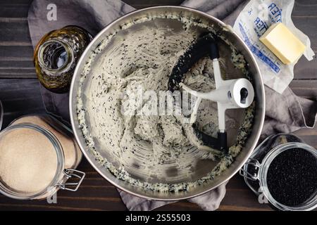 Geschlagene Butter und Black Sesam Seeds in einem Stand Mixer Bowl: Butter, geröstete schwarze Sesamsamen, Zucker, Honig und Butter, bis sie flauschig sind Stockfoto