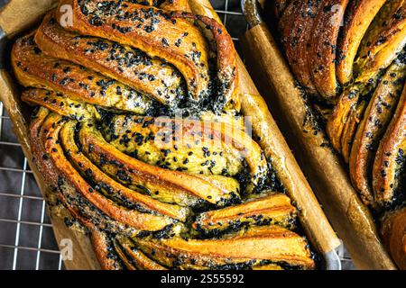 Nahaufnahme des glasierten Matcha Black Sesam Babka: Über dem Brot aus gedrehtem grünem Tee und Sesam-Dessertbrot in Pergamentform Stockfoto