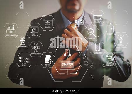 Flussdiagramm für Finanztechnologie und Kryptowährungen mit dem virtuellen Diagramm des Blockchain-Startups Uniorn Krypto Money. Geschäftsmann Stockfoto