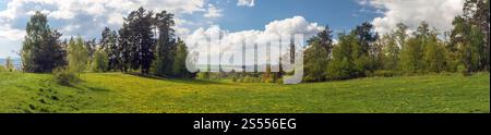 Panoramablick auf die Landschaft aus dem tschechisch-mährischen Hochland, Tschechische Republik, Landschaft in der Nähe der Stadt Velke Mezirici, Wiese und Wald Stockfoto