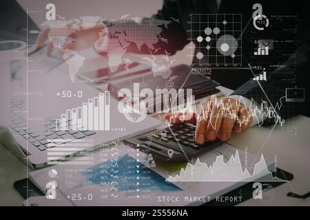 Investor analysiert Börsenberichte und Finanzübersicht mit Business Intelligence (BI), mit Key Performance Indicators (KPI).Businessman Stockfoto