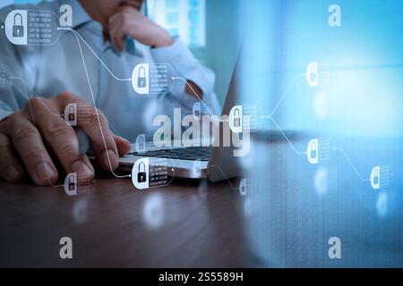 Blockchain-Technologiekonzept mit Diagramm der Kette und verschlüsselten Blöcke. Nahaufnahme eines Geschäftsmannes, der mit sozialen Medien an einem Laptop arbeitet Stockfoto