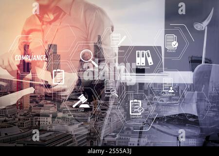 Compliance virtuelles Diagramm für Vorschriften, Gesetze, Standards, Anforderungen und Audits. Geschäftsmann, der mit einem digitalen Tablet und einem Laptop arbeitet, und Stockfoto