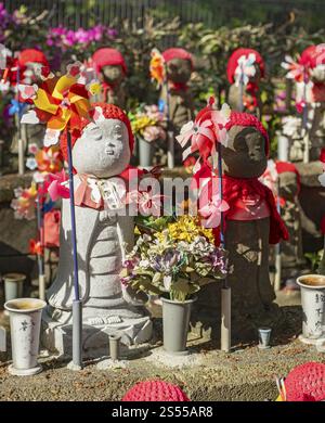 Jizo-Statuen im Garten der ungeborenen Kinder, Zoj-JI-Tempel, Tokio, Japan, Asien Stockfoto