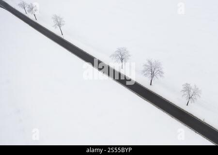 Luftaufnahme einer geraden Landstraße im Schnee, bei Oederan, Sachsen, Deutschland, Europa Stockfoto